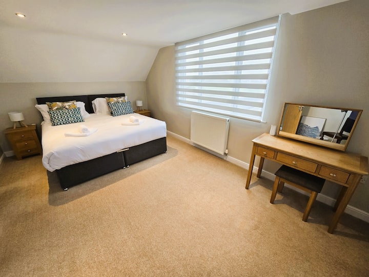 楼上配有2米宽双人床，如果需要，可分成两张单人床（请在预订时说明）。 
套内淋浴间，配有洗脸池和马桶。
悬挂衣物空间。