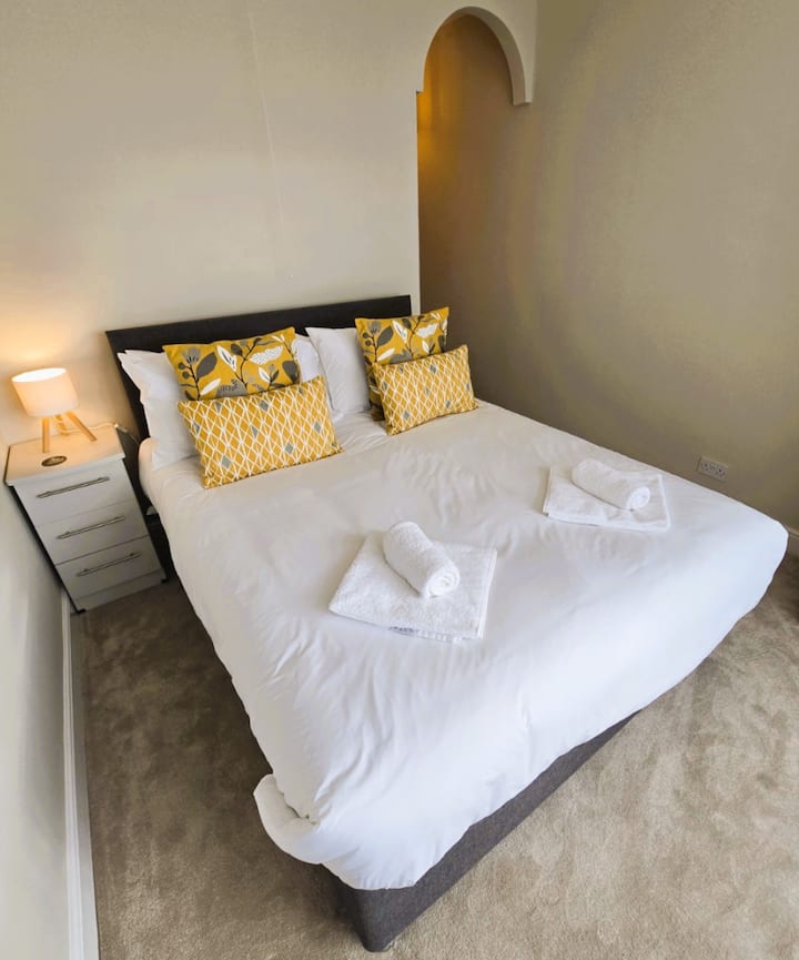 楼下配有加大双人床，可欣赏前方的海岸景观。
套内卫生间，配有淋浴间、洗脸池和马桶。