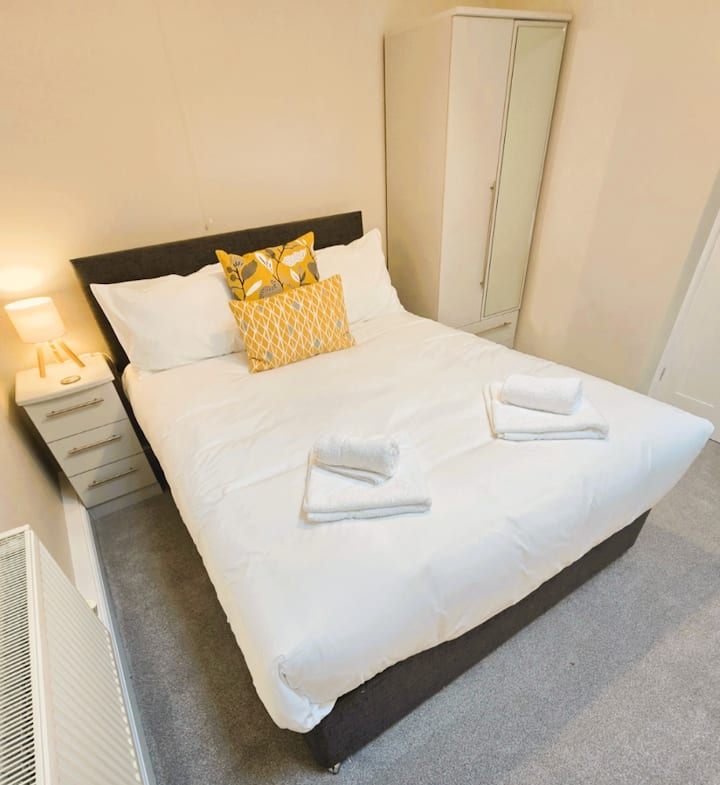 楼下加大双人床卧室，配备遥控Velux窗户和遮光百叶窗。 衣柜和边桌。卫生间在旁边。 淋浴间，附近有洗手池和厕所。