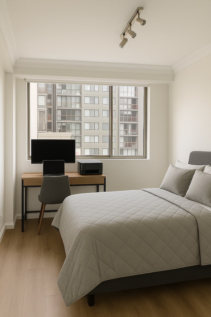 Chumba cha kulala kina kitanda cha kifahari cha ukubwa wa kifalme, skrini unayoweza kuunganisha kwenye kompyuta mpakato yako mwenyewe kwa ajili ya kazi na printa iliyowekwa kwa urahisi kwa mahitaji yoyote ya uchapishaji. Pia kuna kabati la kuteleza kwenye kioo lenye nafasi ya kutosha ya mavazi yako.
