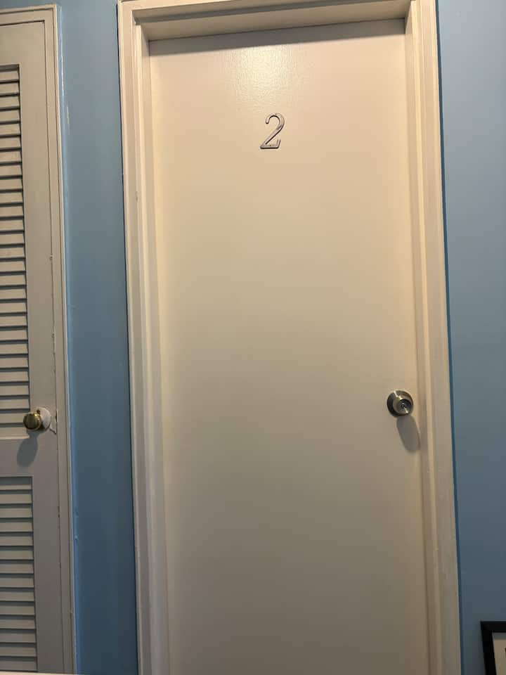 Chambre 2 située à l'étage près de la salle de bain complète.