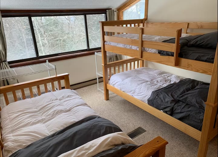 Letto a castello con due letti singoli più un letto singolo aggiuntivo. 