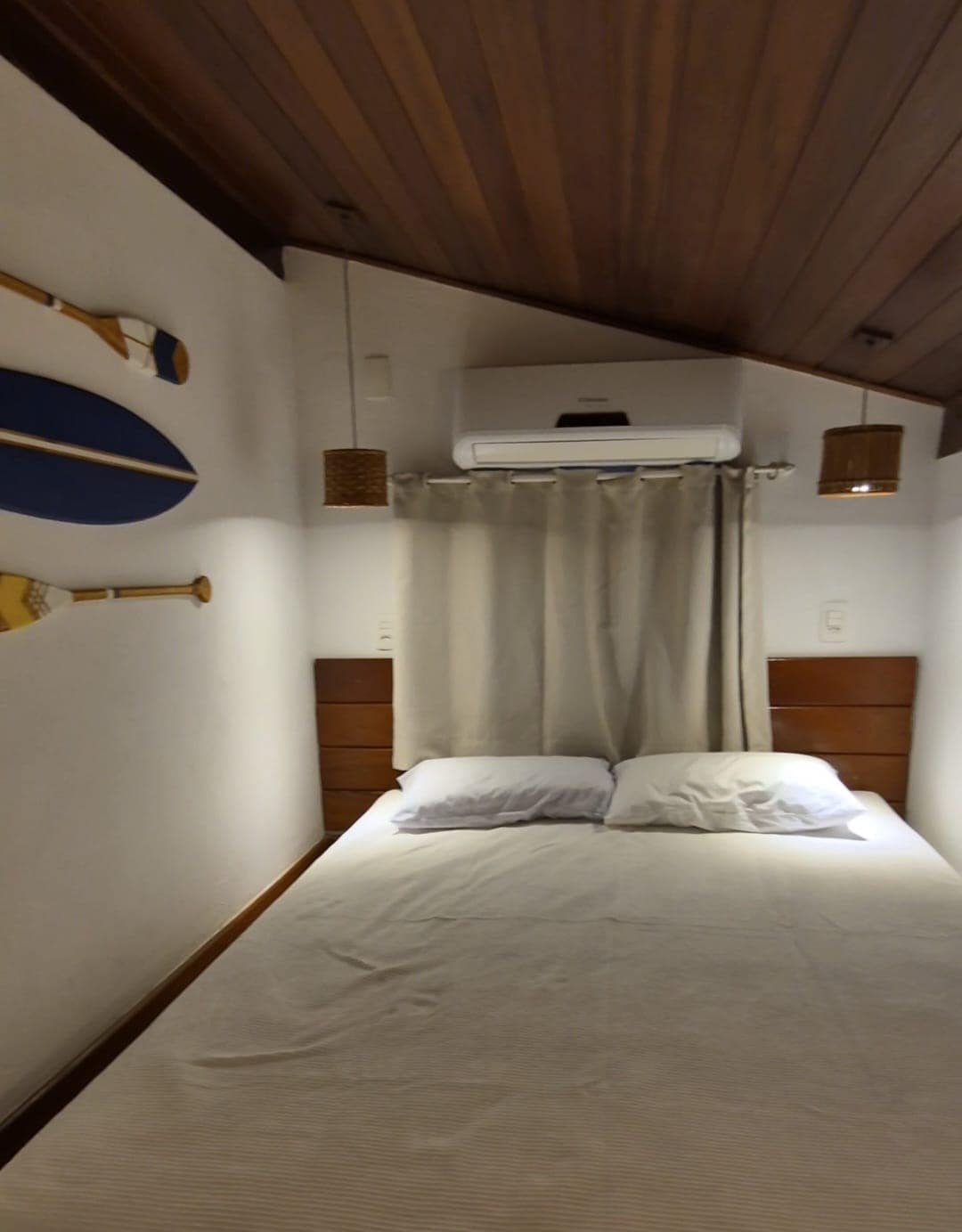 חדר השינה השלישי הוא קומת ביניים עם מיטת קווין סייז זוגית. חלל קטן יותר אך נעים, שיש בו רק את המיטה. תקרה נמוכה. יש מיזוג אוויר ומדפים לשים עליהם בגדים. 