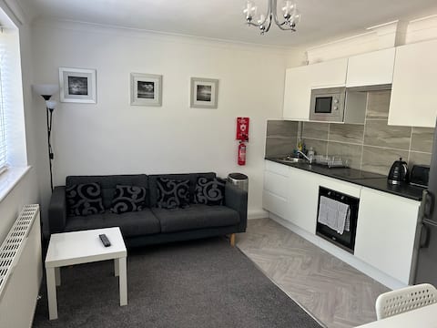 Popular Airbnb listing: Tall trees apartment in Hurn