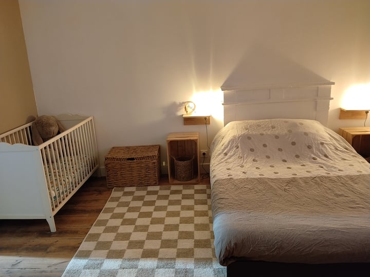 საძინებელი ორადგილიანი საწოლით (140 × 190 სმ) და ბავშვის საწოლით ნამდვილი ქაფის მატრასით.