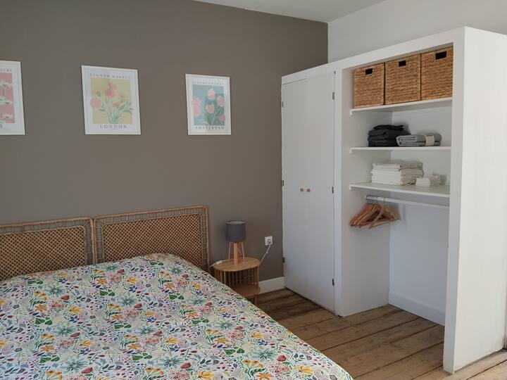 საწოლი 180×200 სმ ზომით და მის გვერდით მდებარე გარდერობი. საჭიროების შემთხვევაში, ასევე, თუ მოთხოვნას მინიმუმ 48 საათით ადრე გადმოგვიგზავნით, შესაძლებელია ამ ორადგილიანი საწოლის ორი ერთადგილიანი საწოლით ჩანაცვლება.