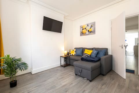 Successful Airbnb property: Early Checkin Late Checkout, Sleep 7, Free Parking in Radford