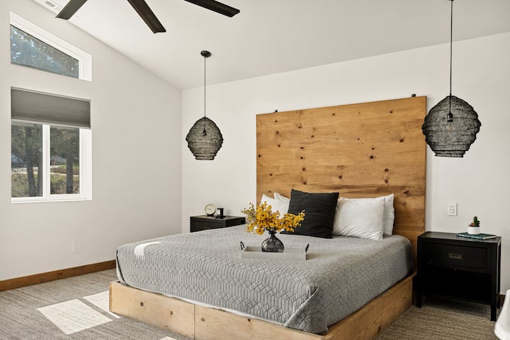 חדר שינה ראשי מרווח עם מיטת קינג סייז מפוארת לנוחות אולטימטיבית