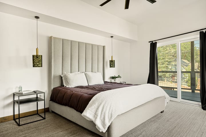 תוכלו ליהנות מגישה ישירה לדק מחדר השינה השלישי, הכולל מיטת קינג סייז מפוארת ונופים שלוים.