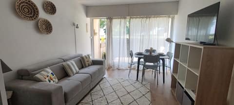 Top Airbnb: Cozy studio 2 steps from the port - wifi & comfort à Andernos Les Bains