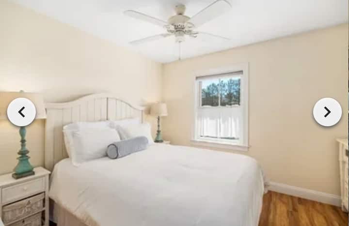 Kitanda# 1 Kitanda chenye starehe chenye feni ya dari na kiyoyozi katika miezi ya majira ya joto. Nyumba ya shambani ina joto linalong 'aa wakati wote na Nishati Star imepewa ukadiriaji wa kukufanya uwe na joto na starehe katika miezi ya majira ya baridi. **Weka hadi wageni wawili zaidi kwenye chumba tofauti cha kulala cha 2! 