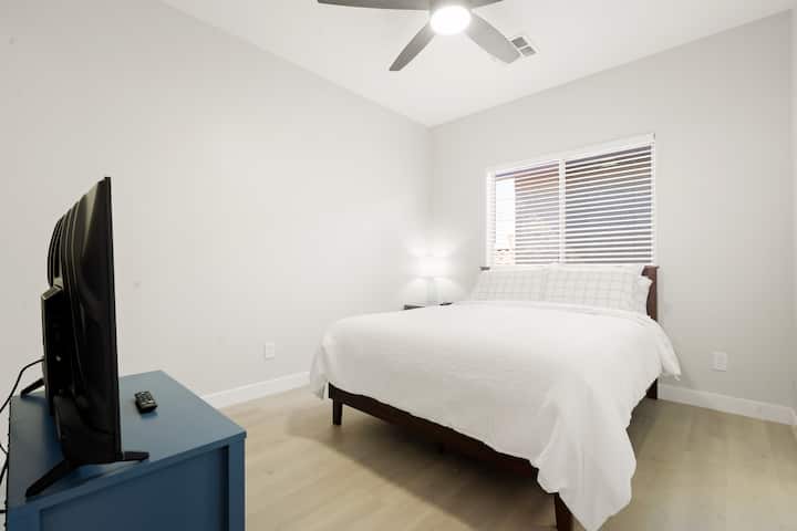 Dhomë gjumi e ndritshme 3 me krevat dopio "queen", televizor 40 inç dhe dritë natyrale, e rehatshme dhe ftuese për një qëndrim të qetë.