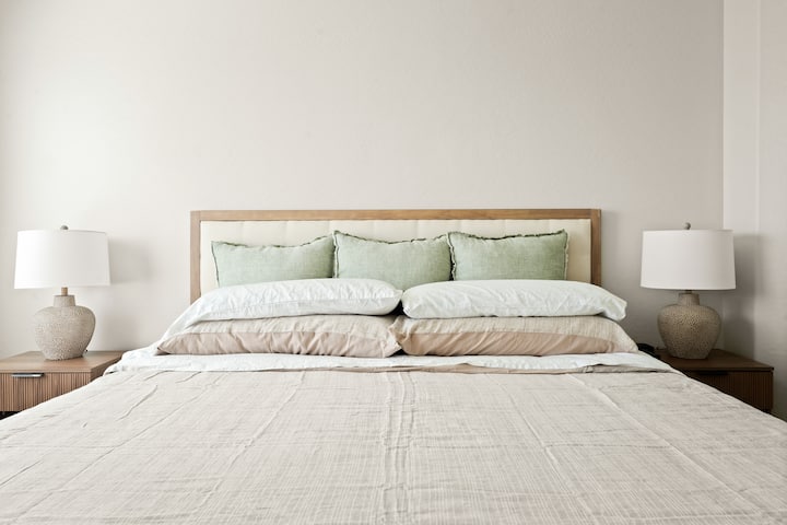 Dhomë gjumi e rehatshme kryesore me krevat dopio "queen", e projektuar për një gjumë të qetë dhe të rehatshëm gjatë natës.