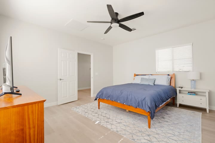 Dhomë gjumi e ndritshme dhe ftuese me një krevat dopio "queen", televizor, komodinë dhe banjë private të kompletuar. Përzierje e përsosur e rehatisë dhe komoditetit për qëndrimin tënd.