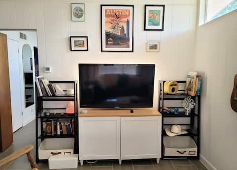 Popular Airbnb listing: Love Letter to Austin - Duplex with Big Yard in Highland