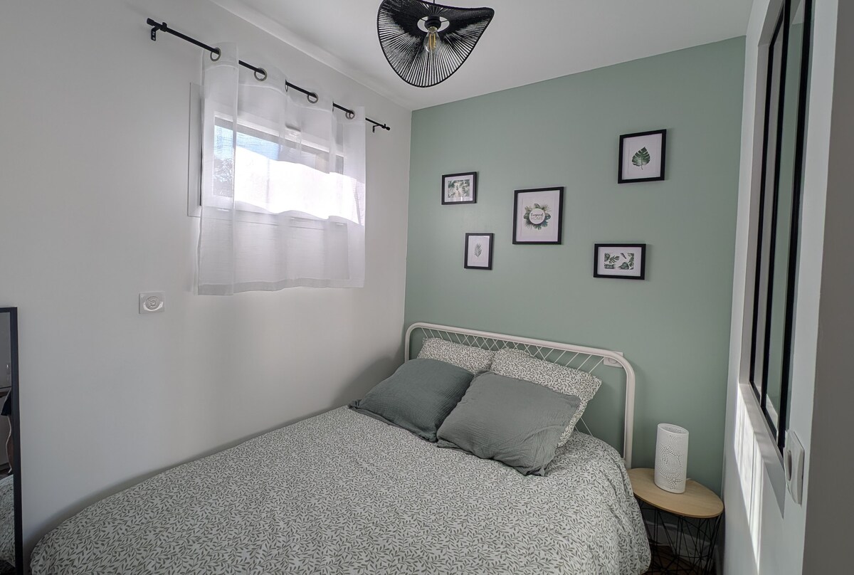 سرير 140 * 200
مرآة
طاولة بجانب السرير + مصباح
4 رفوف تخزين