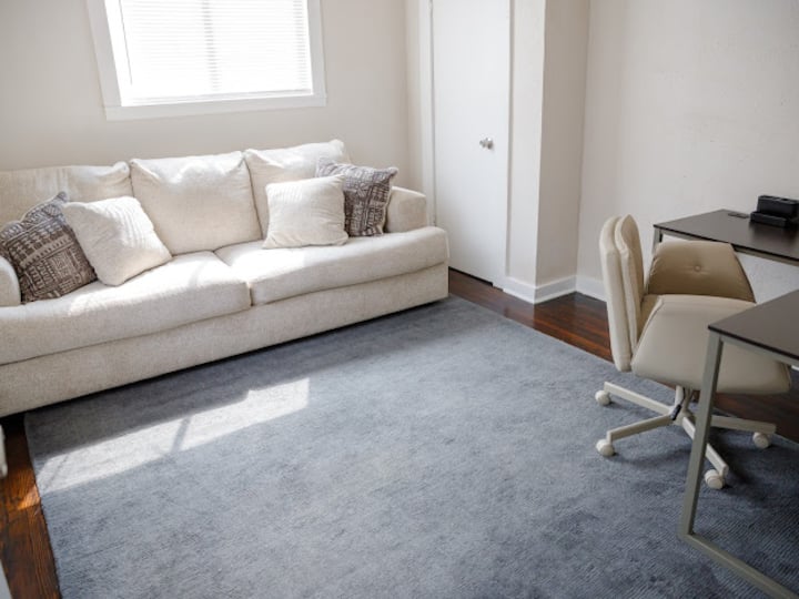 Ova ugodna prostorija sadrži udoban kauč na razvlačenje koji je savršen za dodatne goste, a tu je i mali radni stol za planiranje ili mirno vrijeme. Udoban i fleksibilan smještaj u kojem se osjećate kao kod kuće.