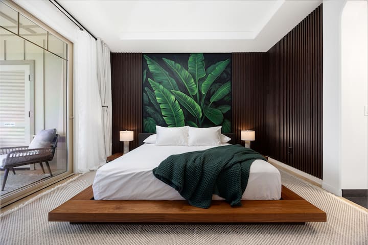 Oddychová hlavná spálňa s oknami od podlahy až po strop