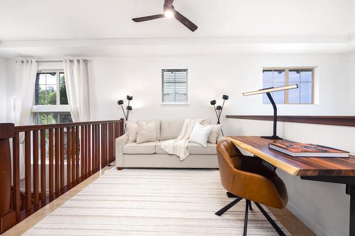 Pracovný priestor v lofte s pohodlným sedením