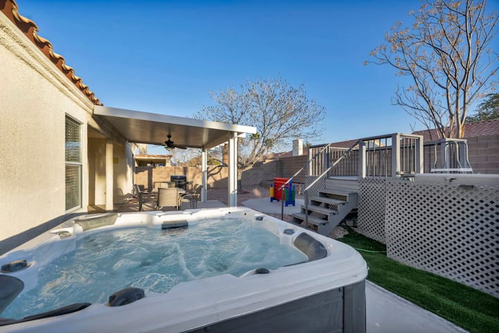 Vegas Family Pool Home W/ Hot Tub & Game Room - Henderson, NV