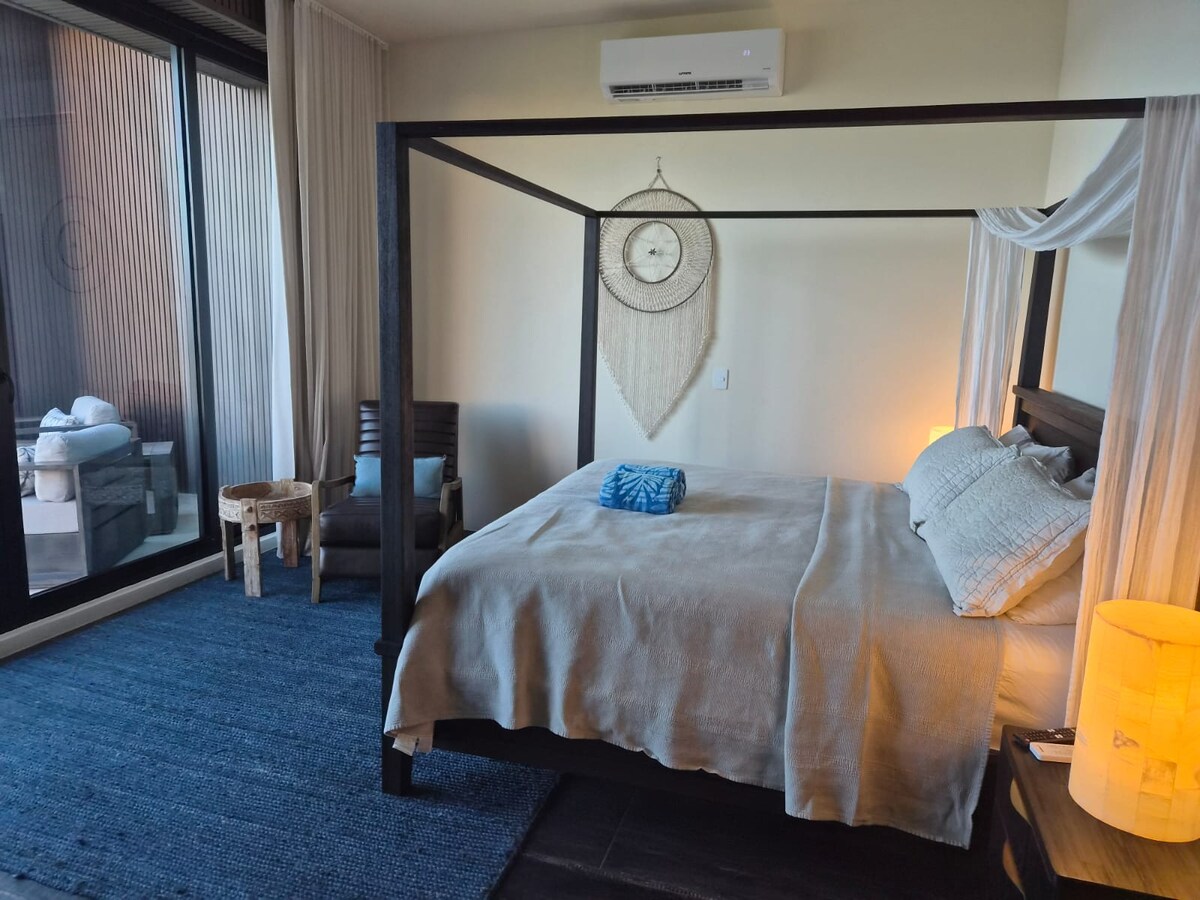 Vychutnajte si krásny výhľad na more zo svojej manželskej postele King v hlavnej spálni.  Alebo možno káva alebo kokteil na terase?...