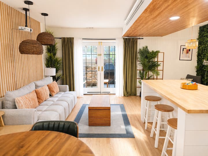 Boutique Retreat Private Patio + Fire Pit - Chicago, IL