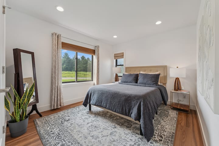 La chambre à coucher queen offre un lit confortable parfait pour une nuit de sommeil reposante, un placard avec des cintres et un miroir pleine longueur. Pour rendre votre séjour encore plus confortable, il y a une salle de bain idéalement située à quelques pas de la chambre.