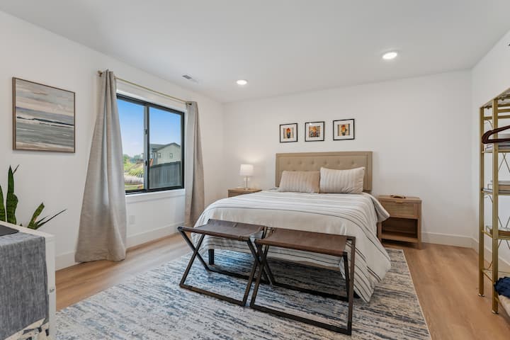 La chambre à coucher queen dispose d'un lit confortable conçu pour une nuit de sommeil reposante, ainsi que d'un placard complet avec des cintres. Il y a un miroir pleine longueur et un bureau de maquillage pratique. Admirez la vue paisible sur le lac depuis votre fenêtre.