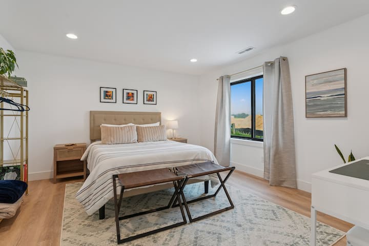 La chambre à coucher queen dispose d'un lit confortable conçu pour une nuit de sommeil reposante, ainsi que d'un placard complet avec des cintres. Il y a un miroir pleine longueur et un bureau de maquillage pratique. Admirez la vue paisible sur le lac depuis votre fenêtre.