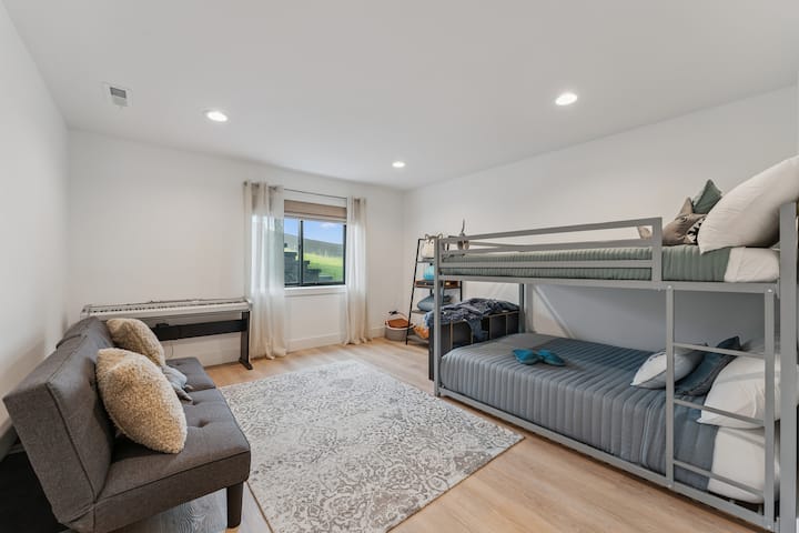 La chambre dispose d'un lit superposé complet ainsi que d'un futon pour des sièges supplémentaires ou un espace de couchage. Pour les amateurs de musique, il y a un piano disponible. Il y a aussi un casier pour ranger les vêtements et garder l'espace organisé.