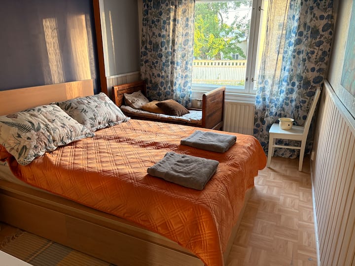 A cozy bedroom with a 140 cm double bed with high-quality mattresses and bedding. 
Children's bed to be extended in front of the window. A mirror table creates atmosphere and personality. The paintings in the room are for sale at Halvart Gallery & Art Hub. 