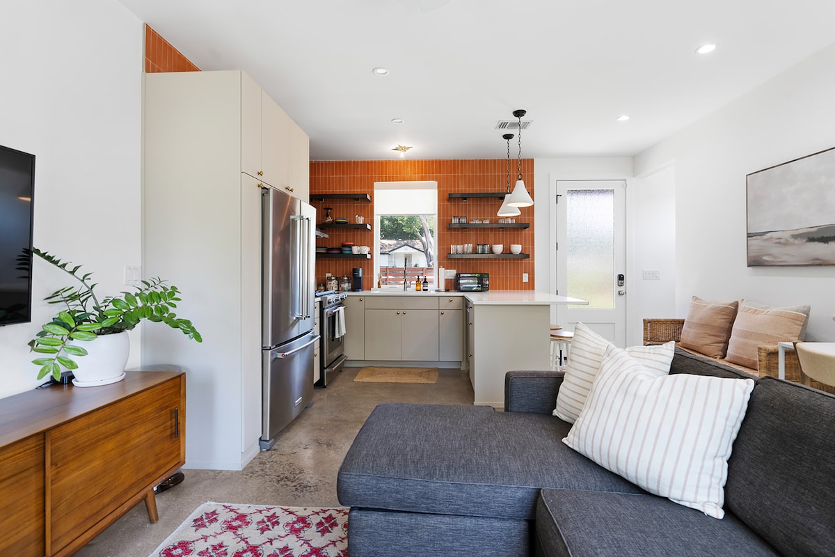 Chalmers Cottage - Designer East Austin 2BD/2.5BA