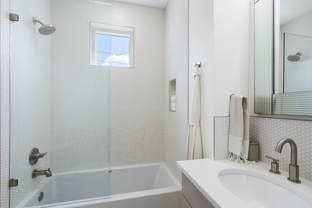Chalmers Cottage - Designer East Austin 2BD/2.5BA