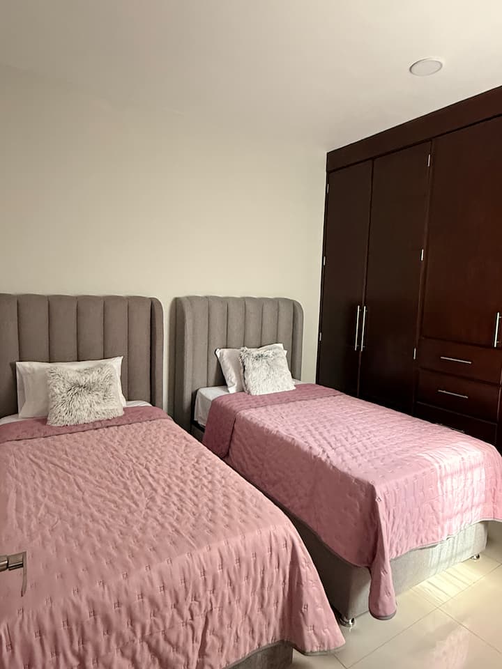 Schlafzimmer 1