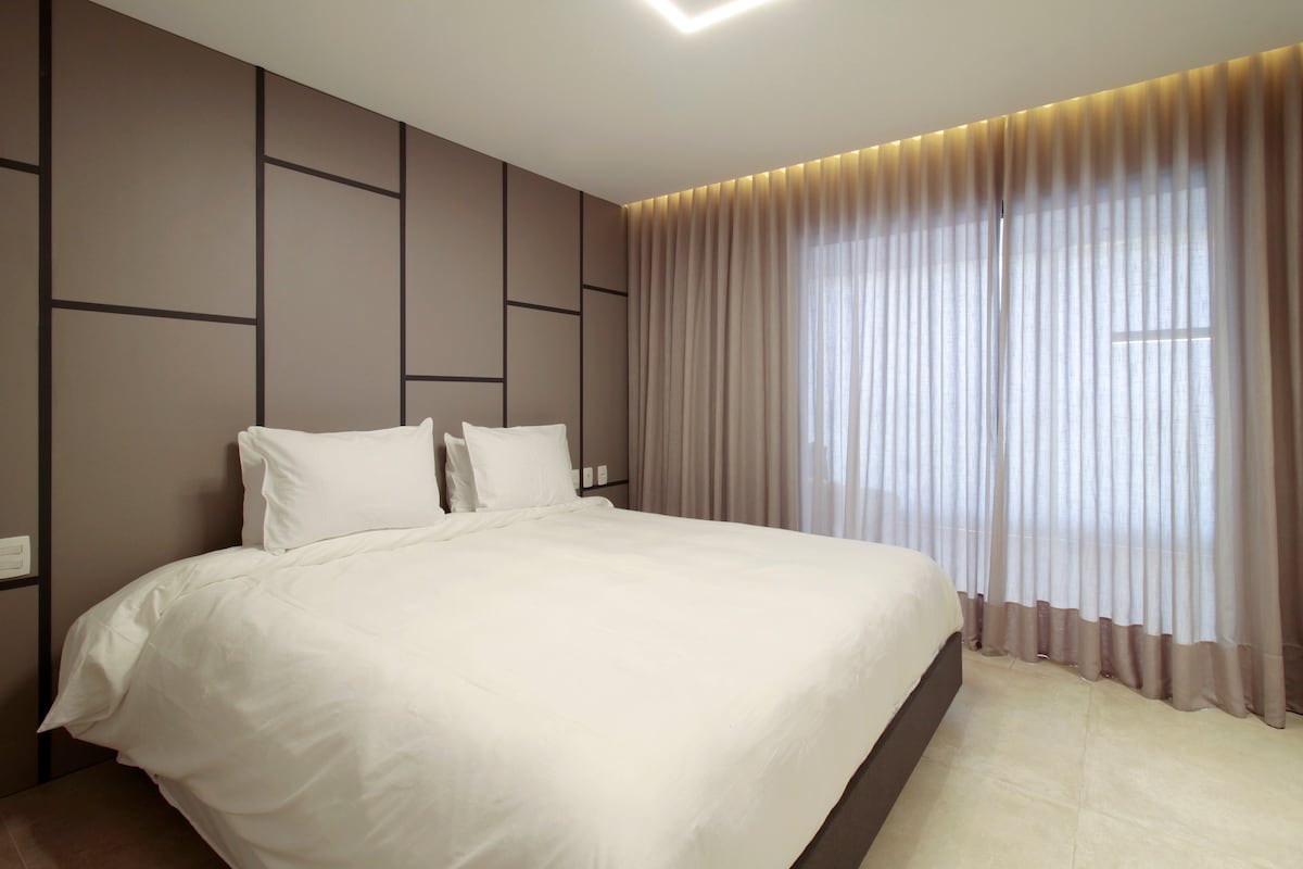 Луксозен апартамент с удобно голямо двойно легло и затъмняващи завеси 