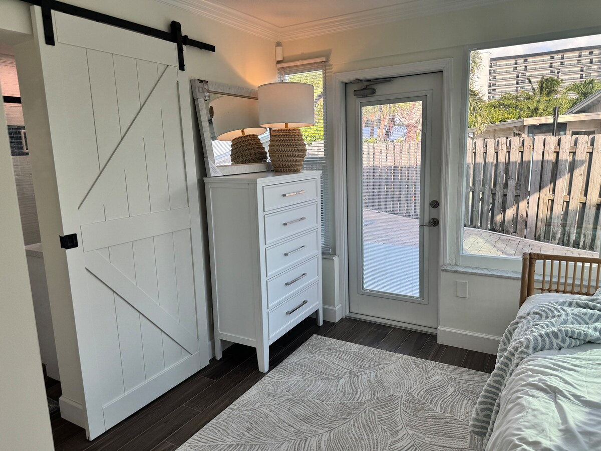 პატარა მისაღები ოთახი ძირითადი საძინებლისა და მისაღები საძინებლის მყუდრო სააბაზანოს შორის.  ერთადგილიანი საწოლი დღის ლოგინზე. 