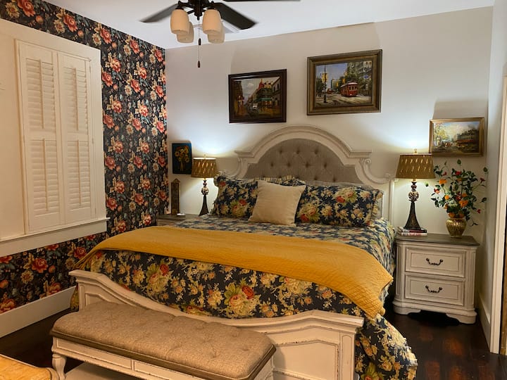 Amplio dormitorio principal con techos altos y vestidor y TV.