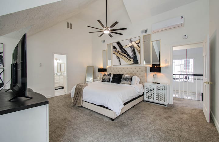 غرفة نوم رئيسية مع مكيف هواء صغير