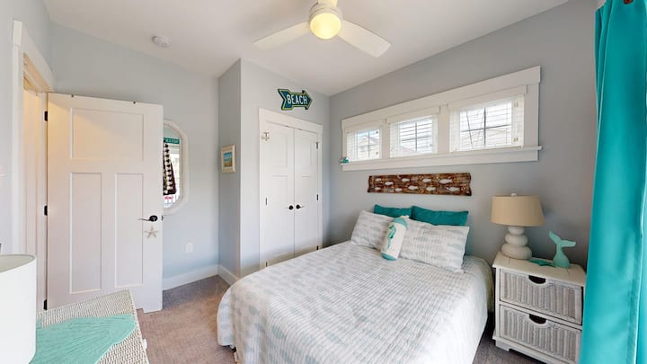 Kitanda kamili kilicho na televisheni mahiri ya inchi 43 ukutani (haionekani kwenye picha ya zamani)