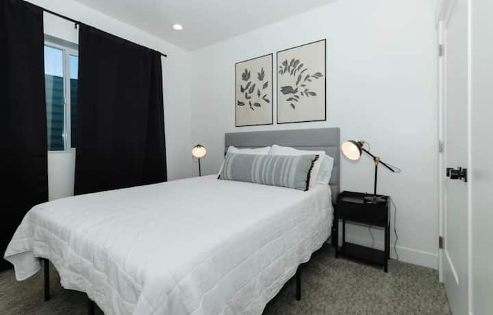 Quarto localizado no porão. Inclui armário. Ao lado de um banheiro e de uma lavanderia.