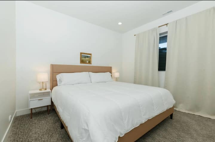 Quarto localizado no subsolo, ao lado de um banheiro.
