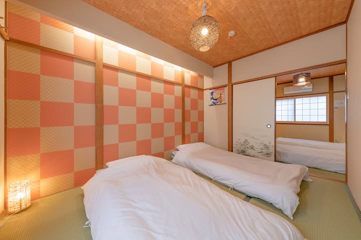 Útulné a svetlé, s 2 tatami podložkami, vhodné na pohodlný odpočinok.