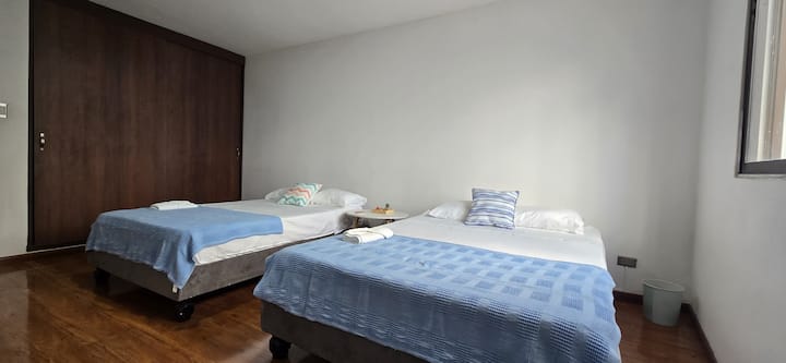 Chumba kilicho na kitanda cha watu 140 na 120