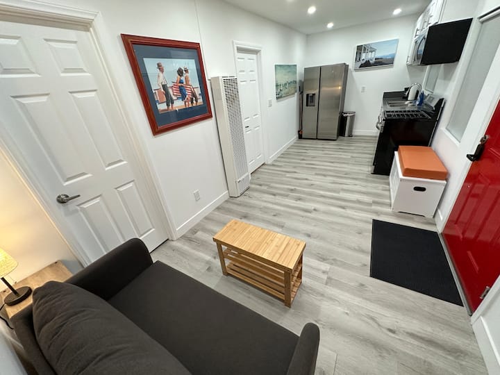 Um espaço de lounge minimalista e aconchegante