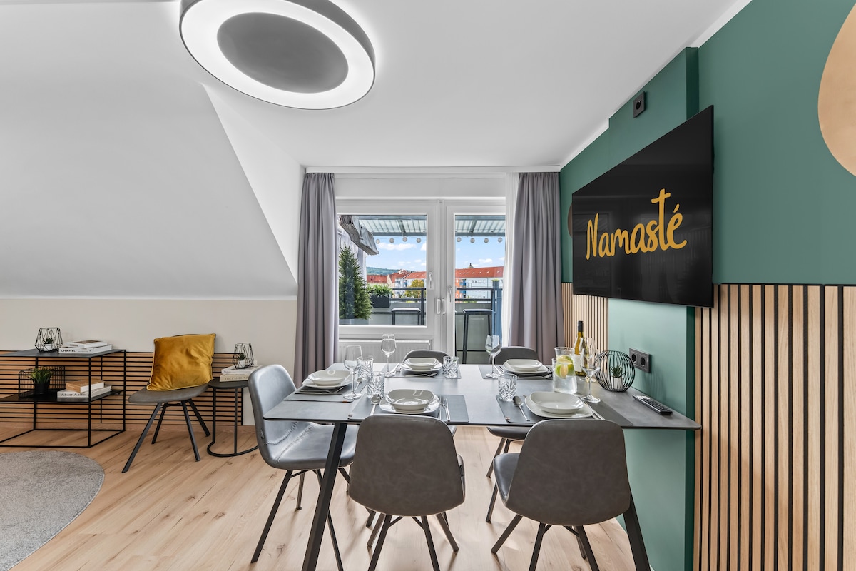 Breng momenten samen door in de lichte eethoek met uitzicht op de woonkamer – ideaal voor een uitgebreid ontbijt of een gezellig diner bij kaarslicht