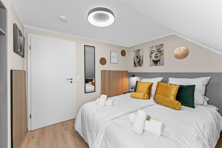 Стилски уредена спална соба со висококвалитетен кревет со пружини ве поканува да се опуштите и добро да се наспиете – вашето прибежиште.