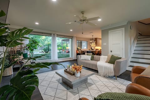 Popular Airbnb listing: House of the Sun - Pool - 7bed - 25mtoIAH in Willowbrook