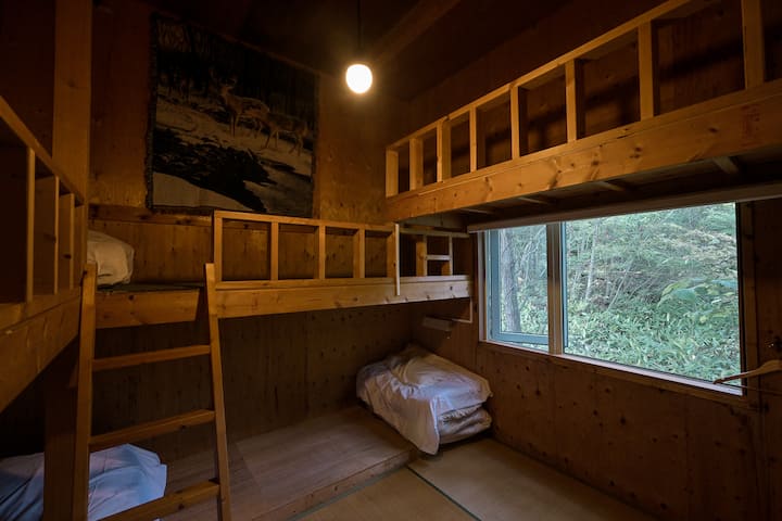 غرف النوم تشبه المهاجع.لدينا 4 مجموعات من الأرائك، ولكن لدينا أيضًا الكثير من الأرائك الإضافية.يمكن أن ينام ما يصل إلى 7 أشخاص في هذه الغرفة.