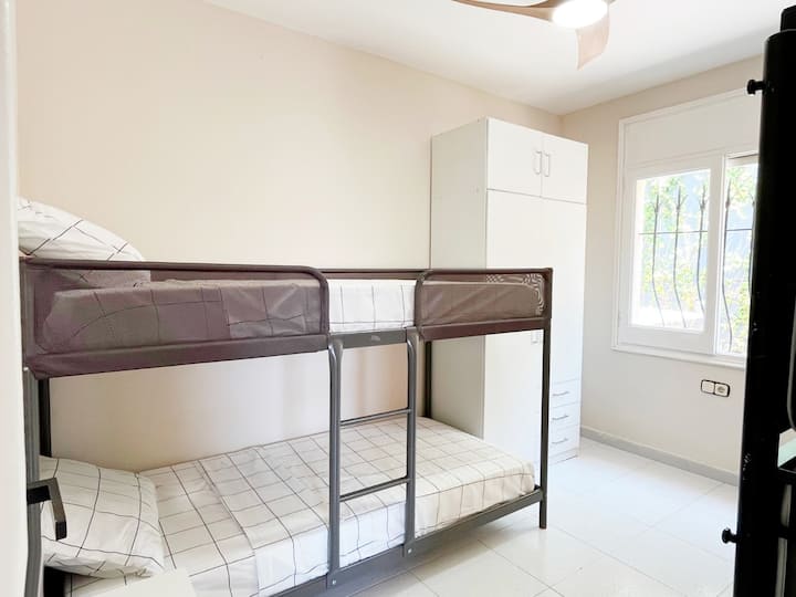 Camera con due letti a castello e spazio per quattro letti. Per impostazione predefinita, viene utilizzato solo un letto a castello, e il secondo viene aperto solo se necessario. Ha una finestra che si affaccia sull'esterno, dove si trova il tavolo da ping pong.