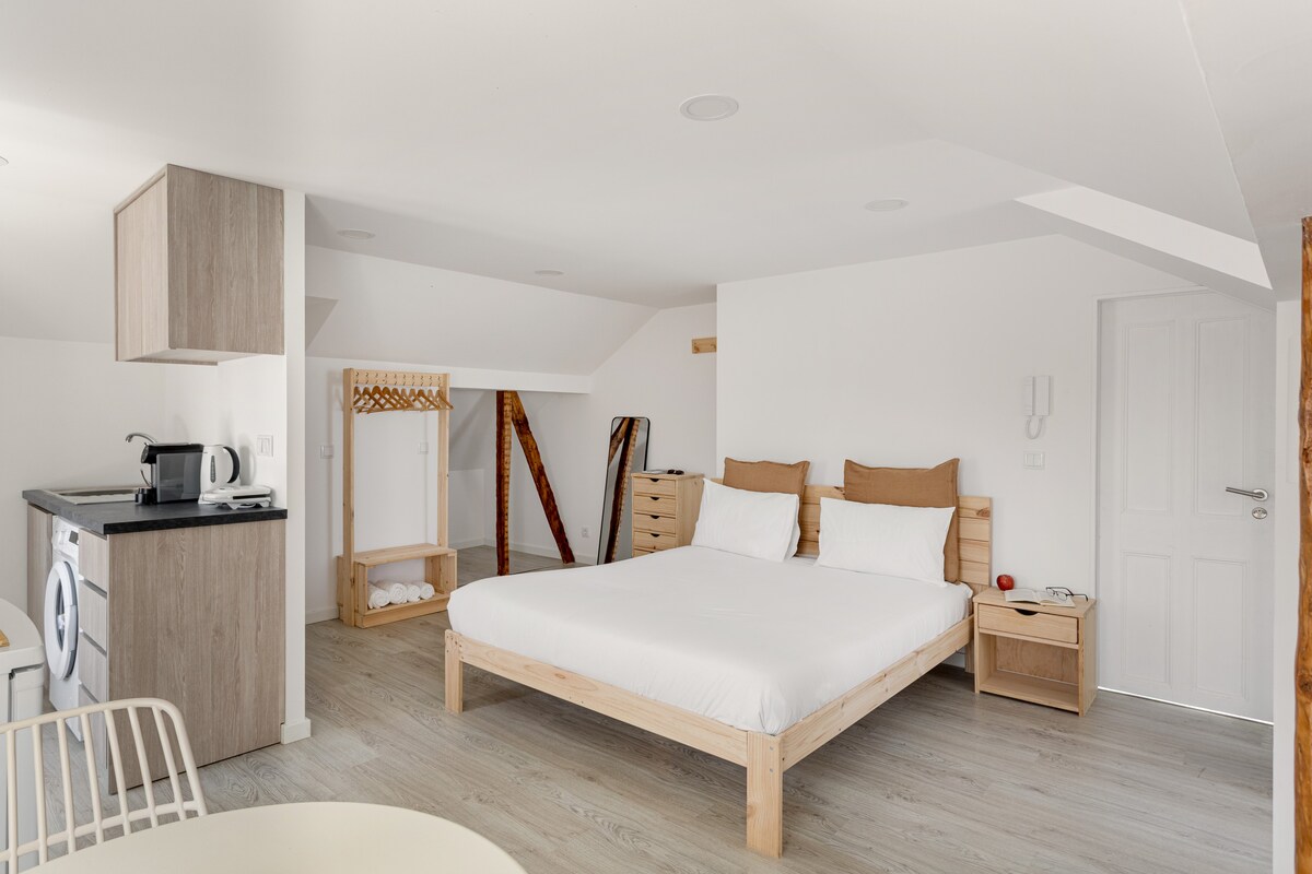 เตียงคู่ ราวแขวนเสื้อผ้า และตู้ลิ้นชัก